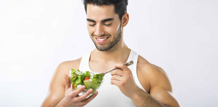 Hombre con mejor salud gracias a la alimentación